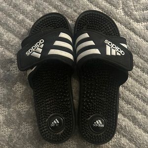 Size 8 black and white women’s adidas slides. Super cute. Only worn a few times